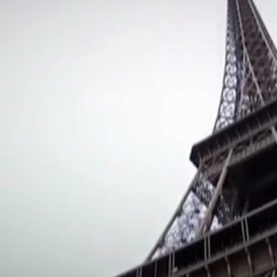 Rinnovata la Torre Eiffel, ora si può “passeggiare nel vuoto”