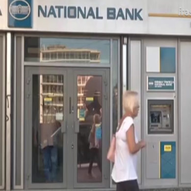 Grecia, riaprono le banche: prelievi limitati a 420 euro la settimana