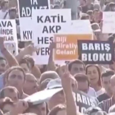 Turchia: in migliaia in piazza a Istanbul per dire no all’offensiva militare contro il PKK