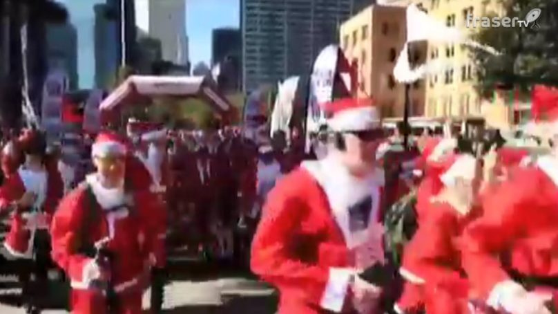 Sydney, maratona di Babbi Natale: di corsa per uno scopo benefico