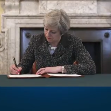 Al via la Brexit, May firma la lettera per Bruxelles: “Momento storico”