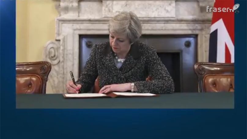 Al via la Brexit, May firma la lettera per Bruxelles: “Momento storico”