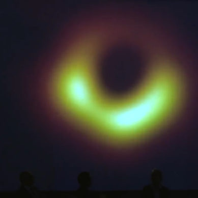 Scattata la foto del secolo: è la prima immagine di un buco nero